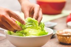 Xà lách rửa sạch. Đậu hà lan rửa sạch, luộc chín.