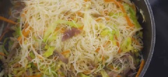 Trút bún khô vào đảo đều, nêm 1 muỗng canh dầu hào và 1 muỗng cà phê hạt nêm, xào thêm chừng 3-5 phút cho bún mềm và thấm vị rồi tắt bếp.