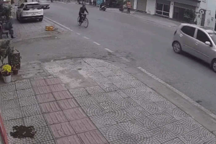 Clip: Ô tô phóng nhanh, húc bay người đi xe đạp lên nắp ca-pô - Báo Tiền Phong