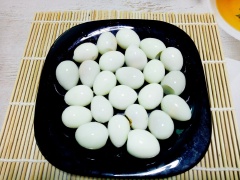 Thịt ba rọi đã luộc chín với nước dừa ở bước trên, để nguội rồi đem thái thành những lát thịt mỏng. Tôm rửa sạch, để ráo. Đun nước sôi, thêm tí muối và cho tôm vào luộc 5 phút hoặc cho đến khi tôm co lại, chuyển sang màu cam đỏ là được. Vớt tôm ra để nguội, rồi lột sạch vỏ, bỏ đầu, chừa lại đuôi tôm cho đẹp. Trứng luộc chín bóc vỏ.
