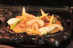 Làm nóng chảo gang dày với 20gr bơ, cho thịt bò vào, để lửa lớn đến khi thịt bò chín đều 2 mặt. Rưới phần sốt hành lên trên thịt bò là món ăn đã xong rồi! Ăn kèm với bánh mì hay cơm đều ngon.