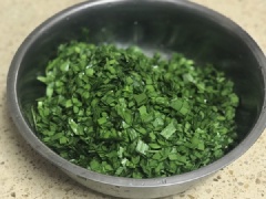 Thêm 100g bột ngô (bột bắp) và 100g bột mì vào thố lớn, trộn đều. Rưới từ từ nước lọc vào, dùng tay trộn bột rồi nhồi bột thành khối đồng nhất. Bọc màng thực phẩm lại rồi để bột nghỉ khoảng nửa giờ. Bóc sạch vỏ tôm, bỏ chỉ đen, cắt nhỏ hạt lựu. Nhặt sạch hẹ, rửa sạch, thái nhỏ.