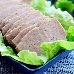 Giò chín lấy ra để nguội rồi cho vào ngăn mát tủ lạnh ăn dần. Giò lụa dai thơm được làm từ 2 nguyên liệu chính là thịt heo và thịt bò theo tỉ lệ 3:2. Miếng giò lụa thơm, dai dai, béo ngon hấp dẫn. Có thể dùng trong ngày Tết ăn cùng dưa kiệu rất tuyệt.