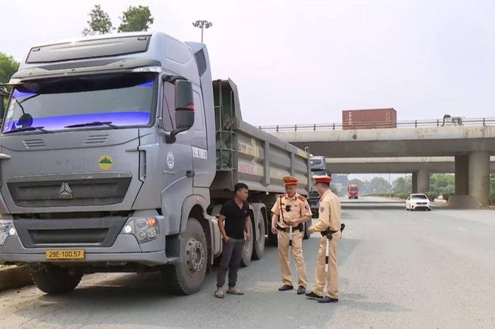 Siết chặt quản lý phương tiện vận tải, đảm bảo ATGT - Đài Phát thanh và truyền hình Hà Nội