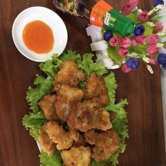 Bày thịt lăn bột chiên giòn ra dĩa, lót thêm cải xà lách xoăn, dọn kèm tương ớt. Thịt lợn chiên giòn có lớp vỏ ngoài giòn tan, lớp thịt bên trong thì vẫn giữ nguyên được vị ngọt, độ mềm, không hề bị khô, rất thơm ngon.