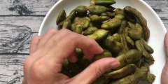 Nguyên liệu chính là me non.