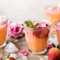 Khi uống, bạn chuẩn bị đá viên vào các ly, rót hỗn hợp ra, trang trí tùy thích rồi thưởng thức nhé. Với sự kết hợp của nước cốt cam, dâu tây chua chua ngọt ngọt thơm ngon cùng là bạc hà thanh mát, uống một ngụm thôi cũng giúp bạn bừng tỉnh tức thì.