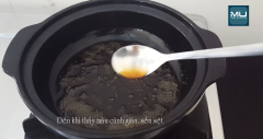 Bắc nồi lên bếp, bật lửa. Cho 1/2 chén nước vào, sau đó cho 1 cục (10gr) đường mía hoặc đường cát vào nấu sôi để tạo màu. Khi được màu cánh gián, sền sệt ta cho cá đã ướp vào và trở đều 2 mặt cho thấm đường.