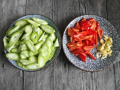 Mướp tây rửa sạch, thái lát mỏng. Ớt chuông bỏ hạt, thái miếng nhỏ. Tỏi bóc vỏ băm nhỏ.