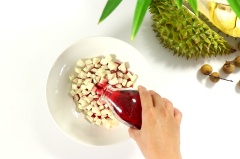 Làm hạt lựu củ năng: Ngâm 100gr củ năng (cắt hạt lựu) với nước luộc củ dền để tạo màu đỏ trong 30 phút. Kế đến chắt bỏ nước, trộn vào củ năng 100 g bột năng, rây phần bột dư sau đó đem luộc tới khi hạt lựu nổi lên, vớt ra tô ngâm với nước đường.