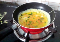 Cho chảo lên bếp, hơi nóng thì cho dầu ăn vào, tráng đều mặt chảo rồi đổ dầu thừa ra, để lửa nhỏ cho trứng không bị sôi. Tráng một lớp trứng, khi trứng hơi se mặt thì cuộn tròn tấm trứng cho ra đĩa. Thực hiện tại thao tác tráng tiếp một lớp trứng. Trứng hơi se lại thì cho lớp trứng đã cuộn 1 lên và tiếp tục cuộn lại. Làm đến khi hết trứng trong tô.