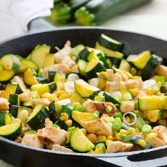 Cho gà xào ra dĩa rắc hành ngò lên, ăn cùng cơm nóng hoặc trộn chung với salad đều ngon.