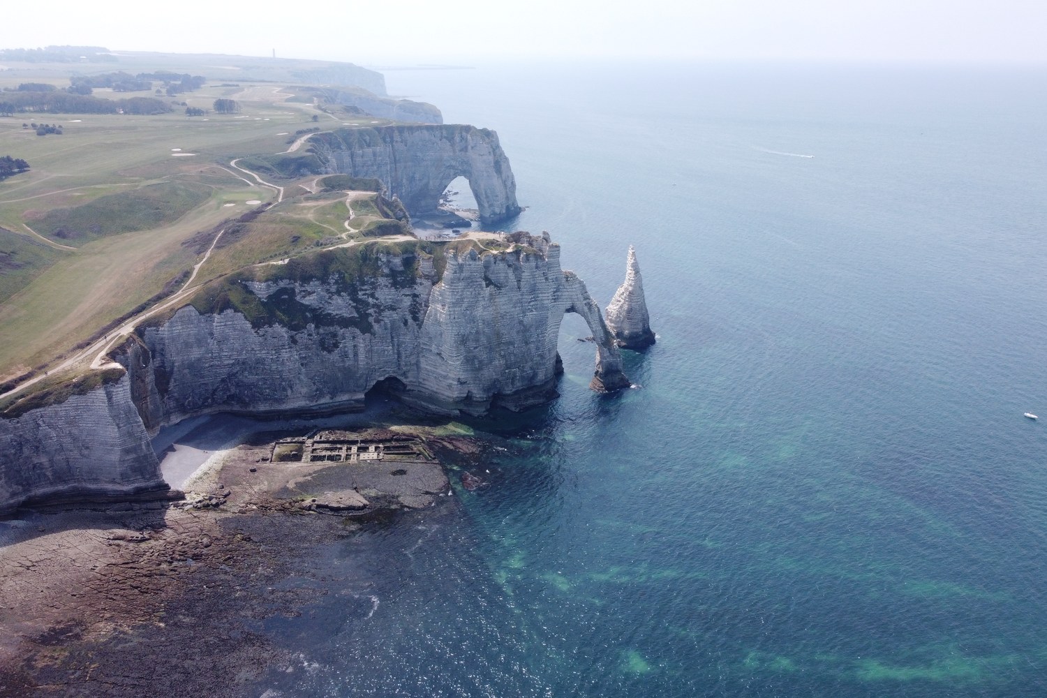 Porte d'Aval chalk arch and freestanding L'Aiguille needle rock at Étretat along Normandy's Alabaster Coast