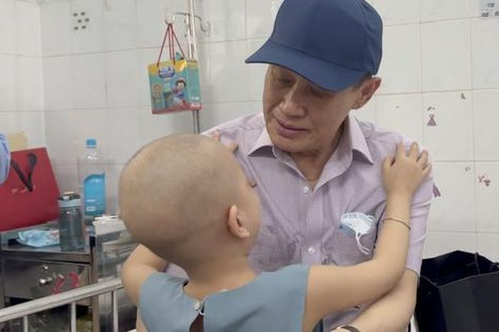 CLIP: Khoảnh khắc ấm áp của tỉ phú Johnathan Hạnh Nguyễn và các bệnh nhi - Báo Người Lao Động