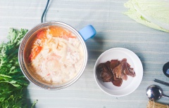 Chả cá thu mua về bạn nêm thêm chút hạt nêm, thì là, dùng muỗng tán đều nhằm tăng độ dai ngon. Nước sôi bùng lại, dùng muỗng xắn từng miếng chả cá vừa ăn thả vào nồi. Nấm mèo ngâm nở cắt thằng miếng thả vào cùng với cá. Nước sôi lại thêm ớt trái, nêm lại gia vị cho vừa khẩu vị của cả gia đình là có thể thưởng thức.