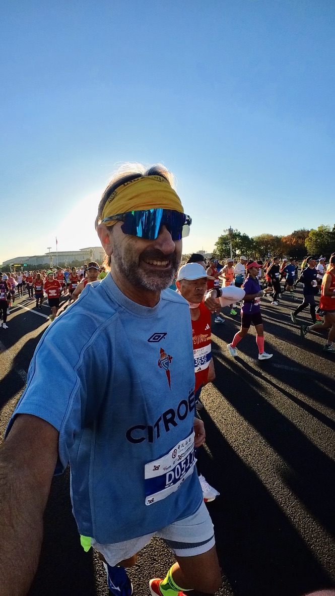 Kavarkes corriendo la Beijing Marathon 2025
