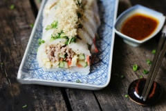 Quét mỡ hành lên bề mặt xôi và cho chà bông lên. Dùng nóng, chấm cùng nước tương.