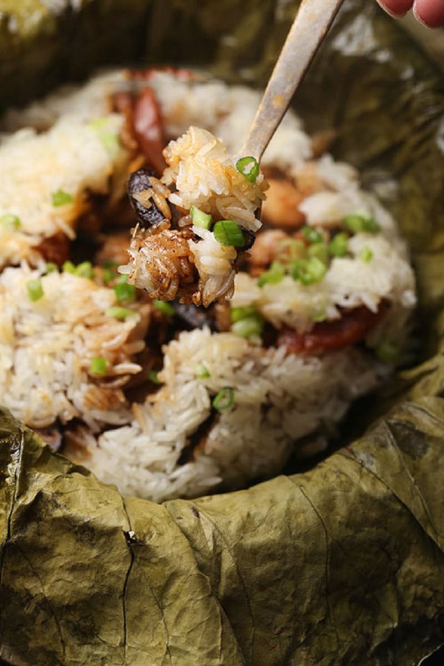 Xôi Gà Hấp Lá Sen