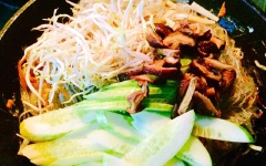 Cho lần lượt miến, dưa leo, chả lụa, thịt heo nạc, giá đỗ, trứng gà, nấm hương vào, đảo đều. Cho cần tây, hành lá, ngò rí vào, đảo đều, tắt bếp là hoàn thành miến xào thập cẩm. Miến xào mềm nhưng tơi, không bị đóng bánh do quá nát hoặc khô cứng do thiếu nước.