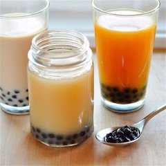 Thêm chút nước hoa quả loại nào cũng được. Cuối cùng các nàng khuấy đều là xong. Trà sữa trân châu đây. Ngon quá, vừa ngọt lại vừa mát.
