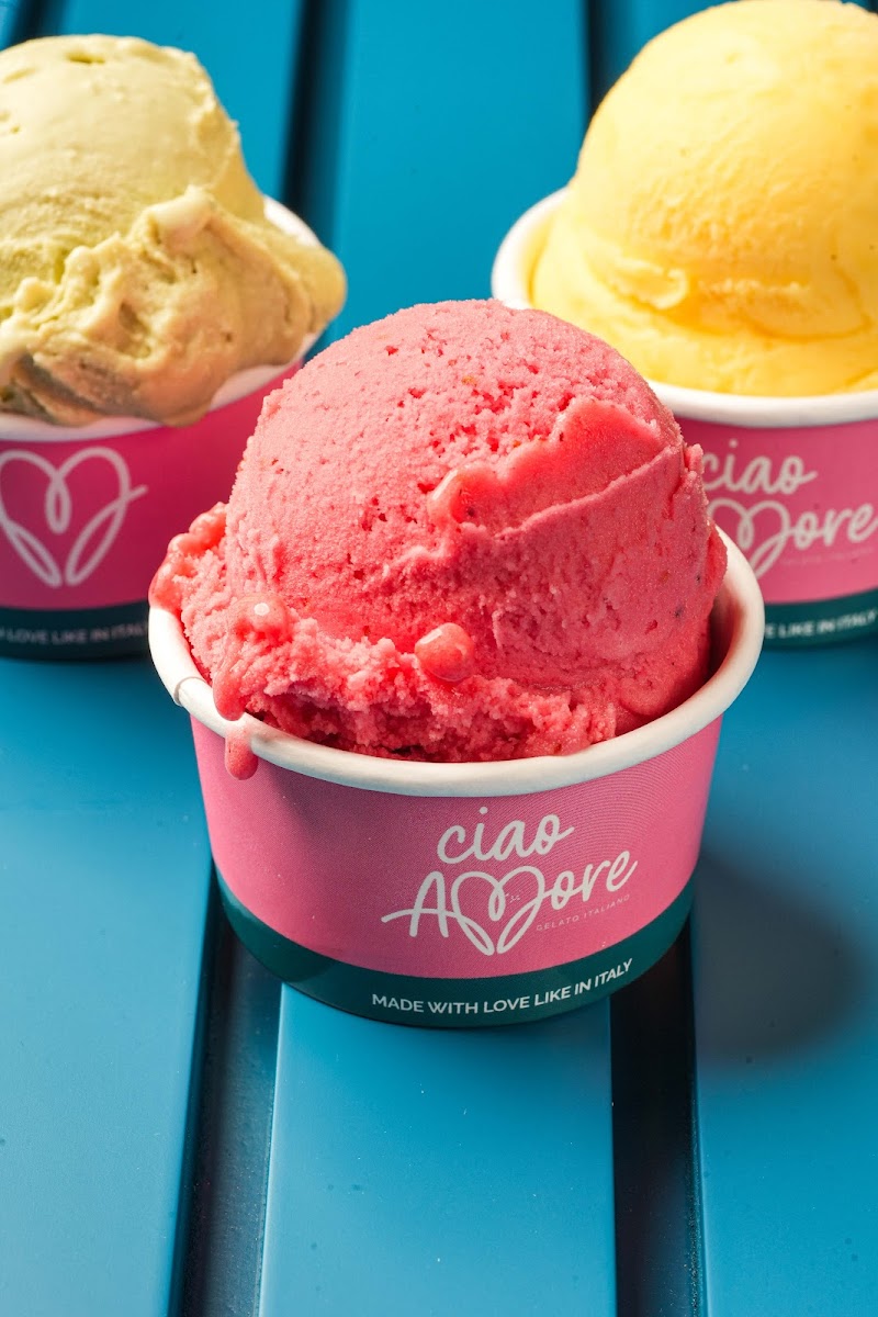 Ciao Amore branded gelato cups with strawberry and mango flavors