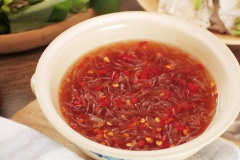 Thêm ớt bằm vào là đã hoàn thành xong chén nước mắm chay. Công thức cực kì đơn giản đúng không nào, yên tâm là nước ngọt sau khi pha nếu không nói sẽ không ai biết đâu nhé, vị nước mắm thì ôi thôi ngon lắm. Chua chua ngọt ngọt mặn mặn, ngại gì mà không thử cách làm mới lạ này.