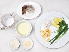 Khoai tây bi bào vỏ, chẻ đôi. Khoai môn và cà rốt bào vỏ, cắt thành miếng nhỏ vừa ăn. Hành lá băm nhuyễn 1 phần, 1 phần cắt nhuyễn.