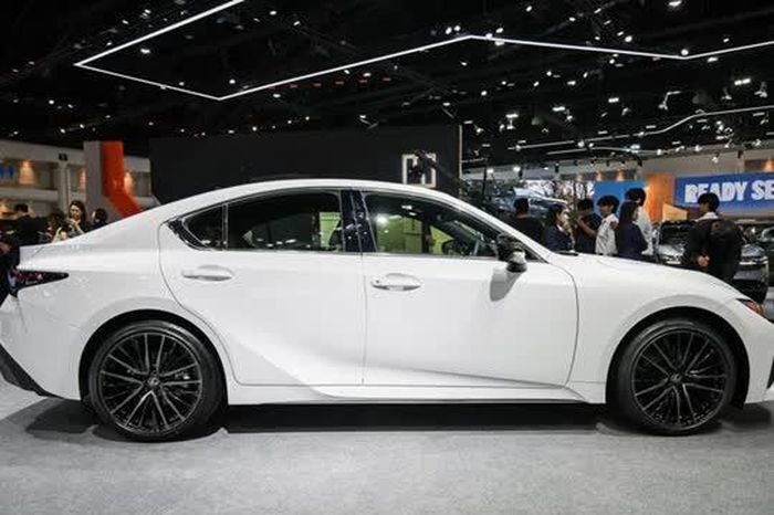 Lexus IS 2026 trình làng, giá từ 2,257 tỷ đồng - Tạp chí Doanh Nghiệp Việt Nam