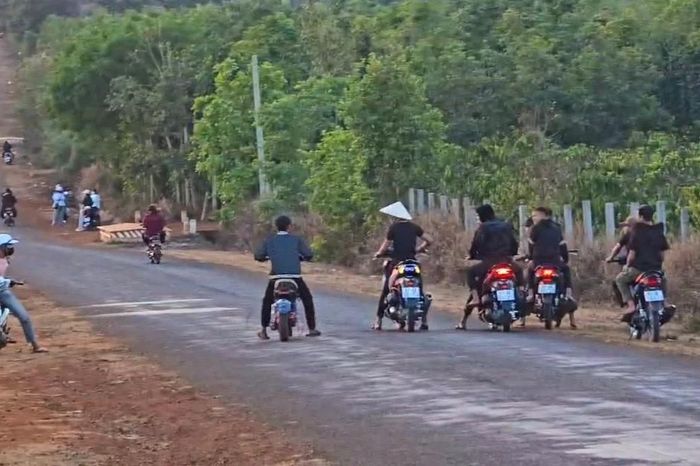 Bức xúc trước tình trạng 'quái xế' càn quấy tại cánh đồng điện gió Ia Pết - Báo Gia Lai