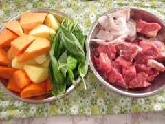 Gọt vỏ khoai tây, cà rốt, khoai lang, rửa sạch rồi cắt miếng vừa ăn. Nhặt lá húng quế, rửa sạch.
