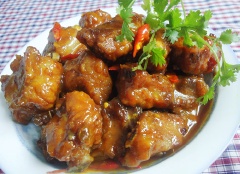 Cho món ăn ra đĩa, trang trí thêm ngò rí nếu thích và dùng với cơm nóng.