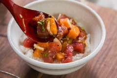 Cơm múc ra ché rồi cho sashimi cá ngừ cá hồi lên trên là có thể thưởng thức rồi đó.