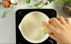 Cách làm flan bí đỏ: Hòa tan 400ml sữa tươi không đường và 150ml sữa đặc, đun nóng nhẹ trên bếp (lưu ý không đun sôi). Tiếp theo đập 3 trứng gà và 2 lòng đỏ trứng vào tô, dùng phới lồng khuấy thật nhẹ để tránh tạo nhiều bọt khí trong trứng.