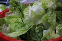 Nhặt sạch rau sống các loại, rửa qua nước nhiều lần rồi để ráo nước. Rửa sạch bắp chuối và giá đỗ, để ra đĩa riêng. Cắt nhỏ hành lá ngò rí.