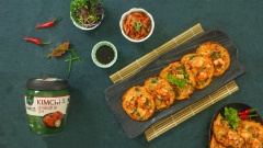 Dọn bánh xèo ra đĩa, có thể chấm cùng với nước tương cũng rất ngon. Bánh xèo kim chi là một món ăn kèm rất phổ biến trong bữa cơm của những gia đình người Hàn. Bánh có được sự giòn rụm ở lớp vỏ, có các loại hải sản tươi ngon cùng với kim chi chua chua cay the, vị tổng thể beo béo rất nịnh miệng. Nếu ai là fan cứng của phim Hàn Quốc và trót phải lòng những chiếc bánh xèo thơm ngon này thì hãy xắn tay áo vào bếp thực hiện ngay nhé!