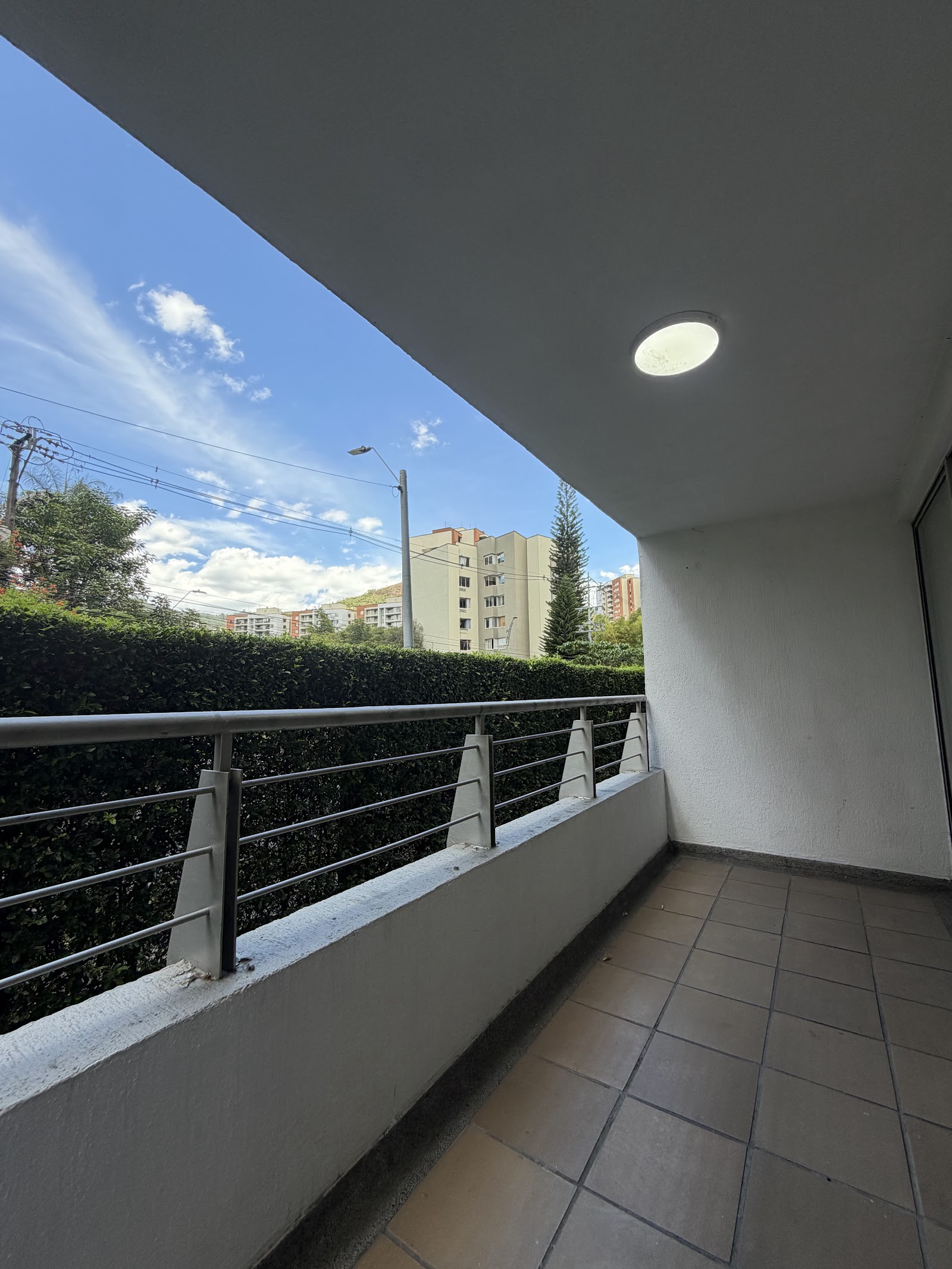 Balcón exterior amplio y fresco del apartamento en Loma de los Bernal