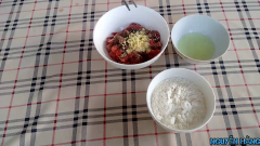 Thịt bò cho vào tô lớn, nêm vào đây liều lượng như ở trên: tiêu, hạt nêm, tỏi trộn đều sau đó cho lòng trắng trứng vào trộn đều, tiếp tục lại cho bột mì vào trộn đều đến khi bột thịt bò khô lại không còn bị dính là được, sau đó để 15 phút cho bò thấm.