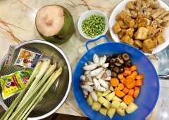 Khoai tây gọt vỏ rửa sạch cắt nhỏ vừa ăn. Cà rốt gọt vỏ, cắt khúc ngắn. Nấm đùi gà ngâm nước muối 30 phút, rửa sạch. Đậu Hà Lan rửa sạch. Nấm hương ngâm nước sôi cho nở, rửa nước muối và nước sạch nhiều lần. Sả cây đập dập cắt khúc bó lại. Chả lụa chay cắt khúc chiên giòn. Hành boa rô rửa sạch, cắt khúc.