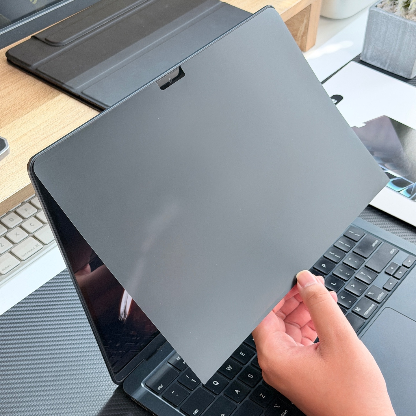 Cơ chế hít từ tính của Innostyle MagGuard Privacy trên màn hình MacBook