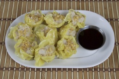 Dọn há cảo ra đĩa, phan thêm ít nước tương và tương ớt làm sốt chấm hà cảo rất tuyệt. Há cảo nhân tôm thịt hấp dẫn thích hợp dùng cho những bữa sáng của cả nhà. Món bánh vừa ngon lại bổ dưỡng nữa, chắc chắn cá bé nhà bạn sẽ thích.