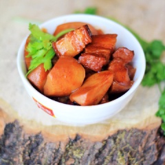 Cho món ăn ra tô hoặc đĩa. Dùng nóng rất ngon.