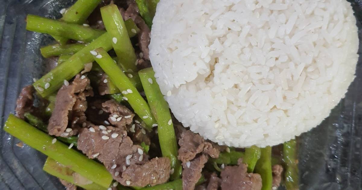 Cơm bò xào măng tây