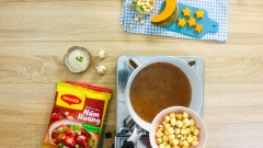 Bắc nồi lên bếp, cho vào 2 muỗng canh dầu ăn, sau đó cho 10gr hành tím vào phi thơm. Cho thịt bò đã ướp vào xào khoảng 1 phút đến khi săn lại thì cho vào nồi 500ml nước và 100gr hạt sen. Hầm lửa vừa trong 20 phút đến khi mềm.