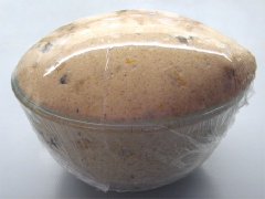 Dùng một bao bóng kính bọc tô lại và để bột như vậy khoảng 2-3 tiếng, đến khi bột tăng kích thước gấp đôi thì tháo bao bóng ra và đấm bột cho xẹp khí bớt, nặn thành hình như chiếc bánh mì, đặt bánh lên khay, đậy khăn lại ủ thêm 40 phút.
