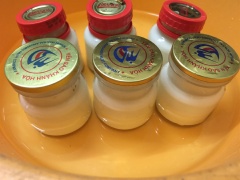 Nấu sôi 1 ấm nước. Sau đó đổ ngập 1/4 thân hũ yaourt, tiếp đến đổ vào 1/4 nước sôi. Sao cho hỗn hợp nước ngập khoảng 3/4 hũ yaourt là được. Lúc này, nước ủ bên ngoài nóng, hỗn hợp bên trong hũ nguội, 2 nhiệt trái ngược nhau sẽ làm dậy men chua.