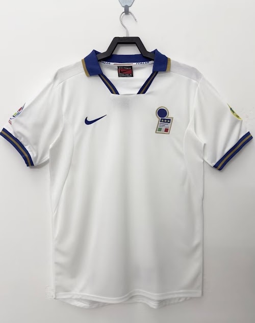 Equipación de visitante de Italia de 1996.jpg