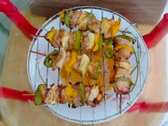 Đặt những xiên thịt lên vĩ nướng, mình nướng bằng lò thủy tinh với nhiệt độ 180 độ C - 15 phút. Sau đó mở nắp lò phết sốt lên 2 mặt xiên thịt và trở mặt dưới nướng thêm 7 phút nữa vẫn với nhiệt độ 180 độ C. Hoàn tất.