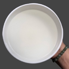 Chuẩn bị nguyên liệu trước khi bắt đầu thực hiện. Thịt mua về khử mùi hôi bằng cách ngâm vào trong nước muối khoảng 15 phút rồi rửa sạch, sau đó để ráo nước. Lấy phần nước dừa ra khỏi trái dừa.