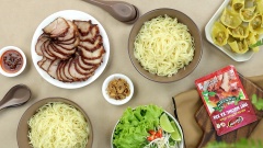 Mì tươi trụng qua nước sôi, gắp mì ra tô, xếp xen kẻ hoành thánh, xá xíu, rau giá lên trên, chế nước lèo vào rồi thưởng thức. Thịt xá xíu mềm thơm đậm đà, hoành thánh thơm ngọt ăn với mì tươi dai dai, thêm nước lèo nhẹ nhàng thanh thanh, quả thật là một bữa sáng chất lượng cho một ngày dài hoat động mệt nhọc.