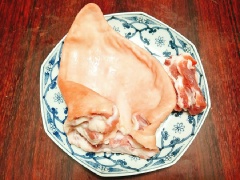 Chuẩn bị làm giò thủ (giò xào): Trước tiên bạn sơ chế tai lợn cho sạch hết lông sau đó cho tai, lưỡi lợn vào chậu cùng với 1 chút giấm, muối rồi bóp thật kỹ sau đó rửa sạch lại vài lần với nước lạnh. Giò thủ ngon chắc chắn phải chọn được nguyên liệu tươi, xuất xứ rõ ràng.